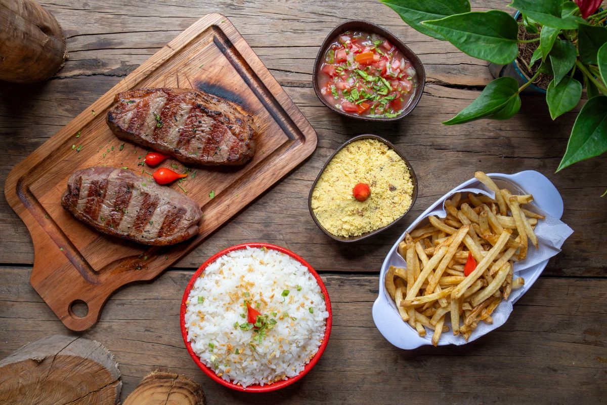 Picanha grelhada com arroz, fritas, vinagrete e farofa