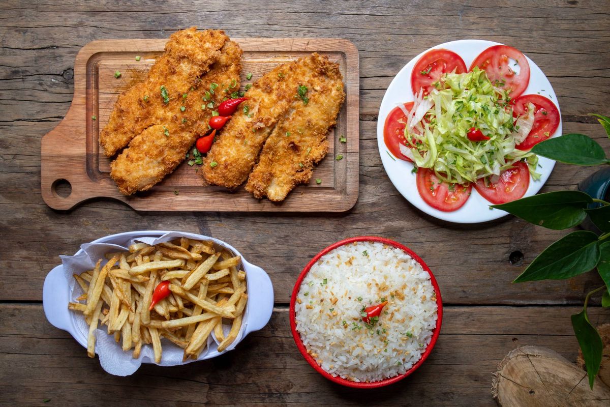 Tilápia empanada com arroz, fritas e salada