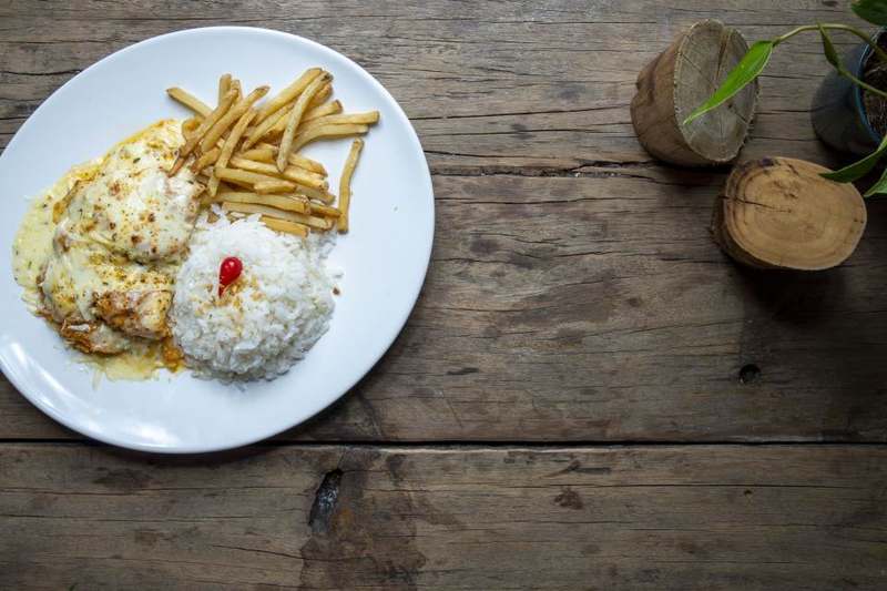 Stop motion do prato de parmegiana sendo montado